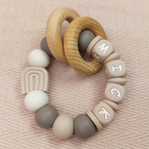 Bijtring met naam regenboog beige