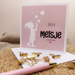 Lieve dubbele felicitatiekaart met de tekst Een prachtig meisje geboren inclusief bijpassende envelop. Een mooie, persoonlijke toevoeging aan een kraamcadeau om je gelukswensen over te brengen.