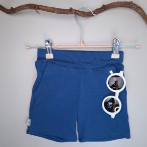 De handgemaakte relax short indigo blauw met elastiek in de taille en stoere steekzakken. Verkrijgbaar in maat 80 t/m 110. Stof rekbare french terry van gecertificeerde oekotex