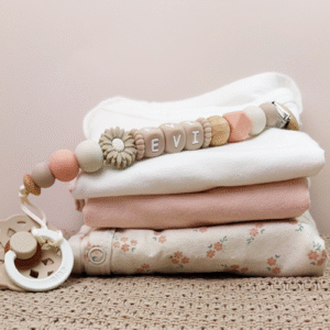 Handgemaakt speenkoord met naam met daisy in de kleur beige. Een uniek en veilig speenkoord, waarbij je de speen niet meer kwijt raakt.