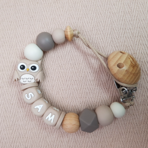 Speenkoord met naam jongen uil beige
