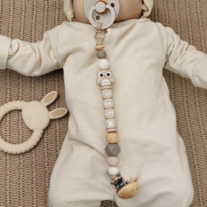 Speenkoord met naam en uil in de kleur beige een vrolijke en veilige accessoire die ervoor zorgt dat de speen altijd binnen handbereik blijft. Gepersonaliseerd en ideaal als kraamcadeau
