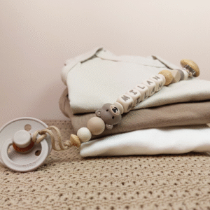 Schattig speenkoord met naam en beer in de kleur taupe een vrolijke en veilige accessoire die ervoor zorgt dat de speen altijd binnen handbereik blijft. Gepersonaliseerd en ideaal als kraamcadeau