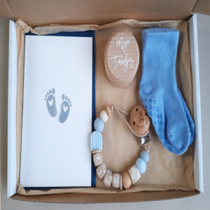 Brievenbus kraamcadeau met naam regenboog