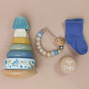 Kraamcadeau met naam jongen stapeltoren little dutch