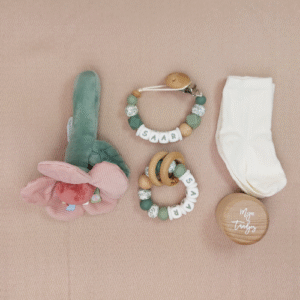 Kraamcadeau met naam rammelaar flower