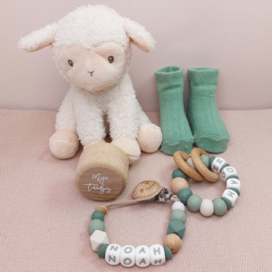 Kraamcadeau met naam knuffelschaap