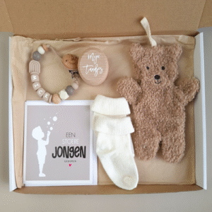 Brievenbus kraamcadeau met naam speendoekje beer beige