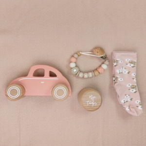 Kraamcadeau met naam auto daisy