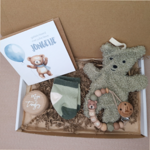 Brievenbus kraamcadeau met naam speendoekje beer salie