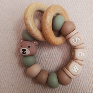 Bijtring met naam jongen beer salie