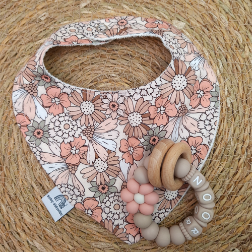 Bijtring met naam meisje bloem dark blush - Afbeelding 2