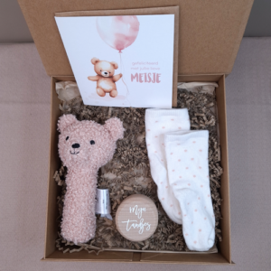 Kraamcadeau meisje rammelaar beer rose