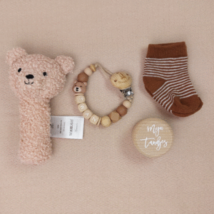 Kraamcadeau met naam jongen rammelaar beer beige