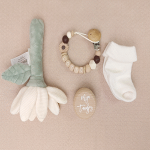 Kraamcadeau met naam meisje rammelaar bloem wit