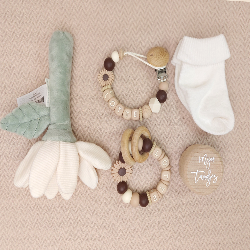 Kraamcadeau voor een meisje met zachte rammelaar bloem wit van Little Dutch, gepersonaliseerd speenkoord en bijtring meisje met daisy naam in de kleur choco, babysokjes en tandendoosje.
