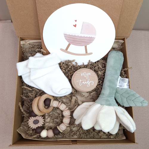 Kraamcadeau met naam meisje rammelaar bloem wit - Afbeelding 3