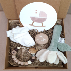 Kraamcadeau met naam meisje rammelaar bloem wit