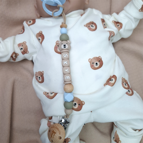 Speenkoord met naam voor jongen beer beige, BPA-vrije siliconen kralen, altijd de speen in de buurt.