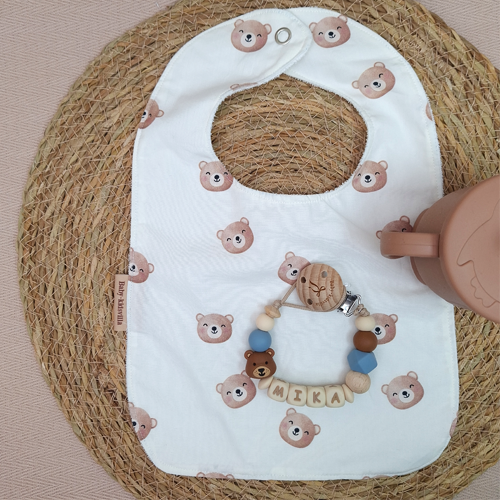Gepersonaliseerd speenkoord met naam voor jongen met beer in de kleur licht bruin en bijpassende babyslab beer, handgemaakt en veilig.