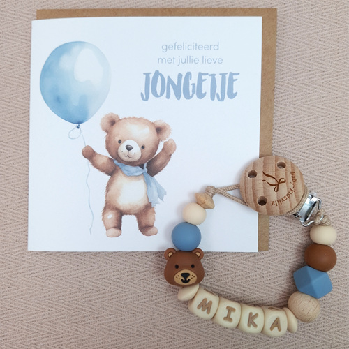 Speenkoord met naam voor jongen beer licht bruin, BPA-vrije siliconen kralen en dubbele kaart, direct te versturen als brievenbus kraamcadeau