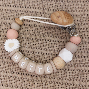 Speenkoord met naam meisje daisy dark blush. Gemaakt van gecertificeerde siliconen kralen BPA- vrij. in de kleuren wit, dark blush en beige. Nooit meer de speen op de grond of kwijt van je baby