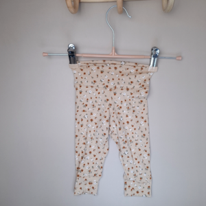 Newborn broekje legging kleine bloemen beige