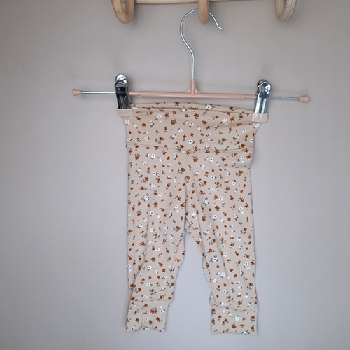 Newborn broekje legging kleine bloemen beige