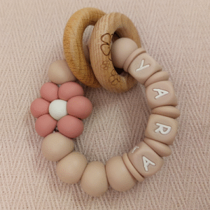 Bijtring met naam meisje bloem rosewood