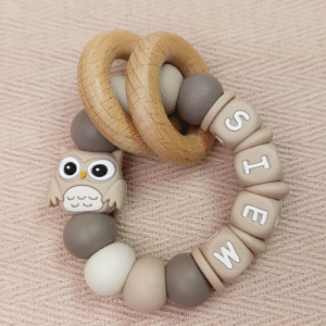 Bijtring met naam jongen uil beige
