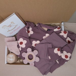 Brievenbus kraamcadeau babykleding bloemen mauve