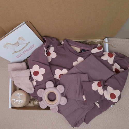 Brievenbus kraamcadeau babykleding bloemen mauve