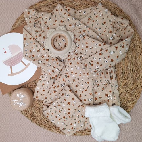 Brievenbus kraamcadeau babykleding kleine bloemen beige - Afbeelding 4