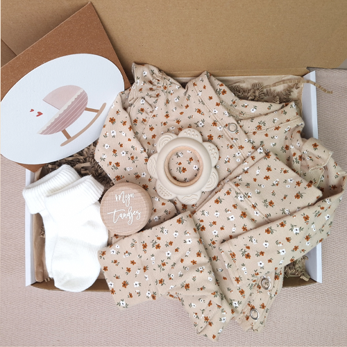 Brievenbus kraamcadeau babykleding kleine bloemen beige