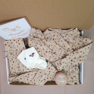 Brievenbus kraamcadeau meisje babykleding kleine bloemen beige