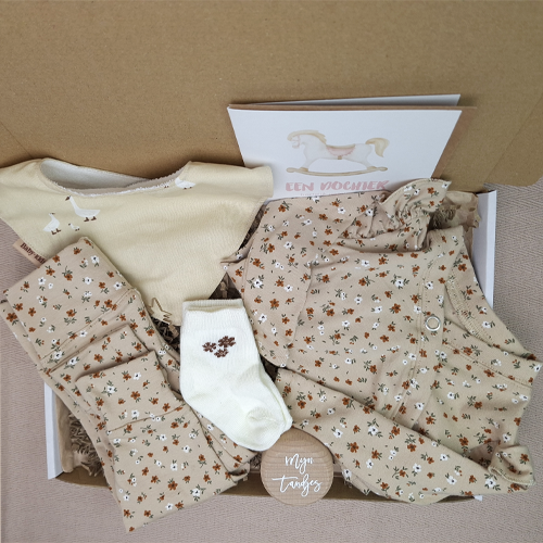 Brievenbus kraamcadeau meisje babykleding kleine bloemen beige - Afbeelding 5