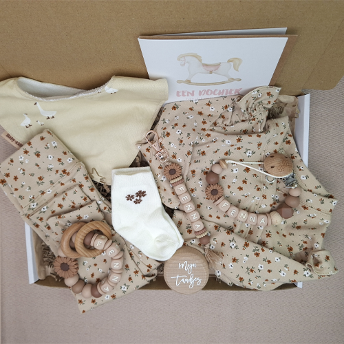 Brievenbus kraamcadeau meisje babykleding kleine bloemen beige - Afbeelding 2