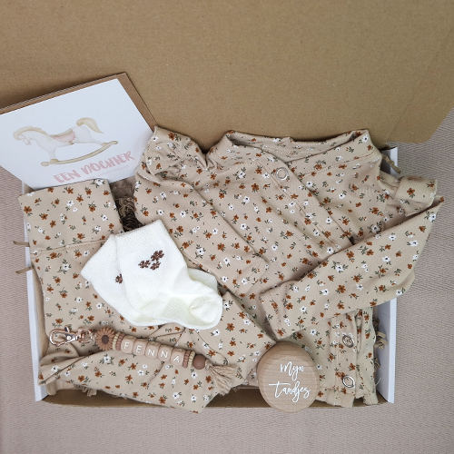 Brievenbus kraamcadeau meisje babykleding kleine bloemen beige - Afbeelding 4