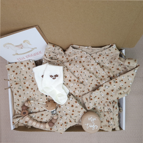 Brievenbus kraamcadeau meisje babykleding kleine bloemen beige - Afbeelding 3