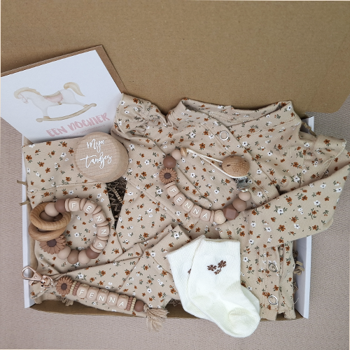 Brievenbus kraamcadeau meisje babykleding kleine bloemen beige - Afbeelding 6