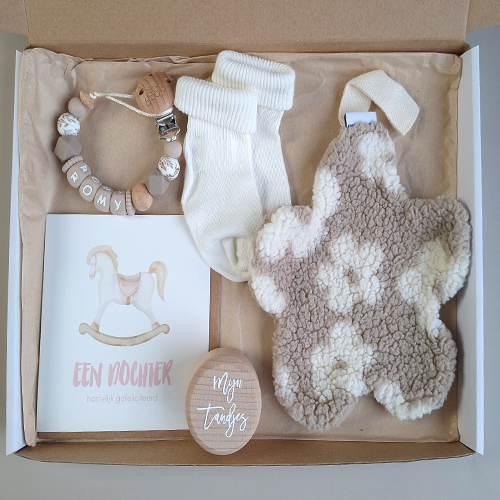 Brievenbus kraamcadeau met naam speendoekje bloemen