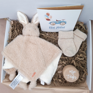 Kraamcadeau  jongen knuffeldoekje konijn