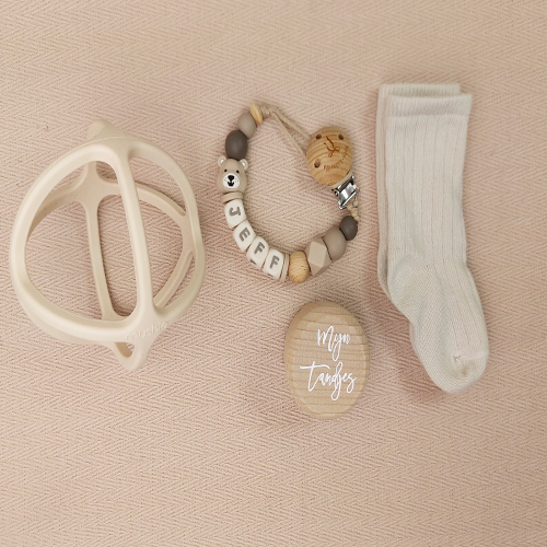 Kraamcadeau met naam jongen bijtspeelgoed bal