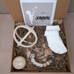 Kraamcadeau met naam jongen bijtspeelgoed bal
