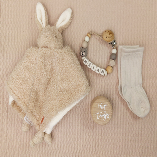 Kraamcadeau met naam jongen knuffeldoekje konijn