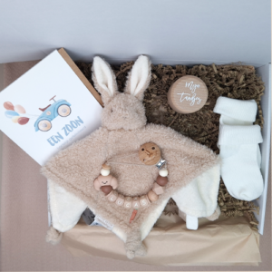 Kraamcadeau met naam jongen knuffeldoekje konijn