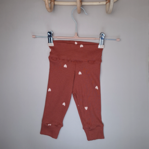 Newborn broekje legging hartjes terra