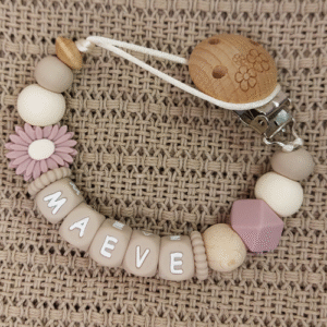 Speenkoord met naam meisje daisy ivory. Gemaakt van gecertificeerde siliconen kralen BPA- vrij. in de kleuren ivory, oud roze en beige. Nooit meer de speen op de grond of kwijt van je baby