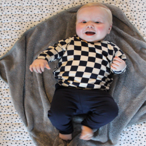 Handgemaakt baby relax broekje, met zacht elastiek in de taille, boordjes bij de enkels die je kunt omslaan als het nog iets te groot is. Broekje maakt het stoer door de steekzakken. Verkrijgbaar in de maat 50 t/m 74. kleur Blauw