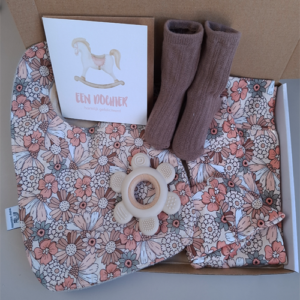 Brievenbus kraamcadeau babyslab bloemen pastel